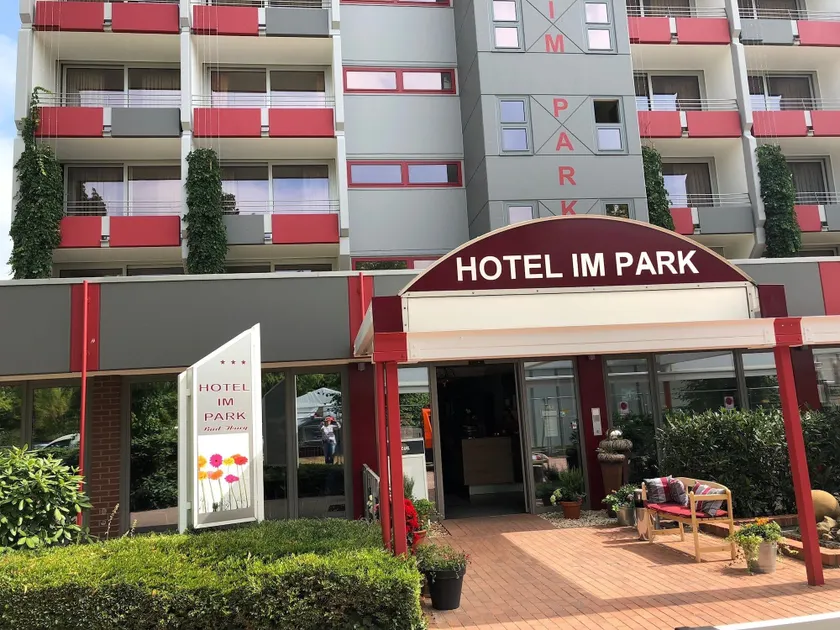 HOTEL IM PARK - Image 1