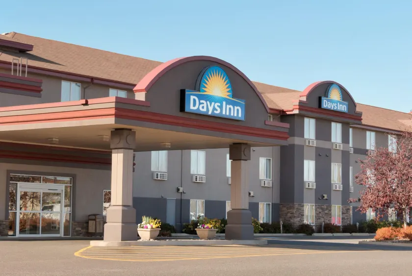 Days Inn & Suites by Wyndham Thunder Bay - Image 1