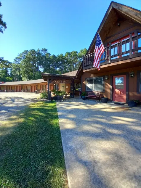 Cedar Falls Motel - Image 1
