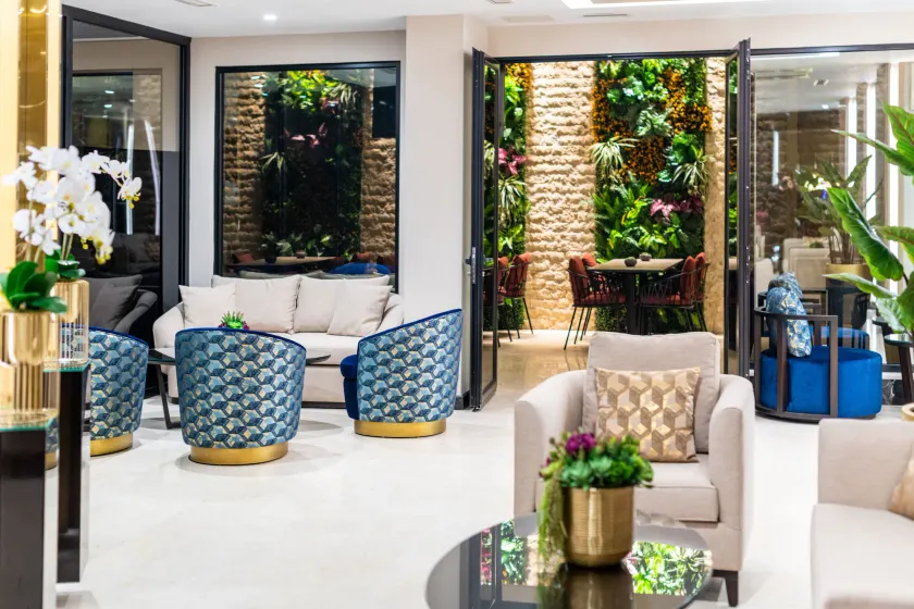 Aprilis Deluxe Hotel - Image 1