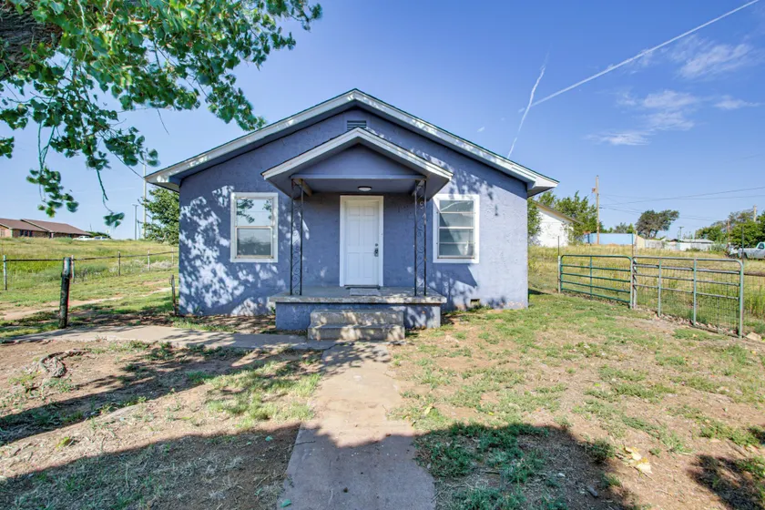 2 Mi to Phillips 66 Refinery: Home w/ Yard - Image 1