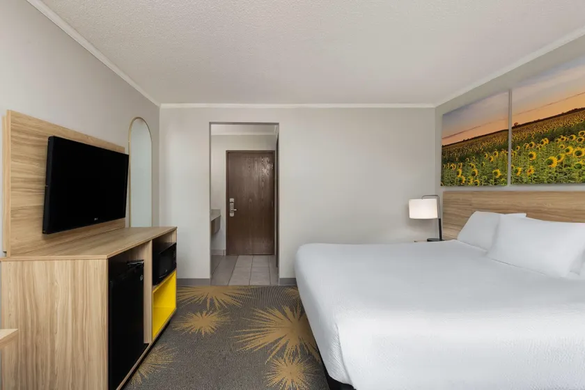 Days Inn & Suites by Wyndham Kansas City South - Image 1