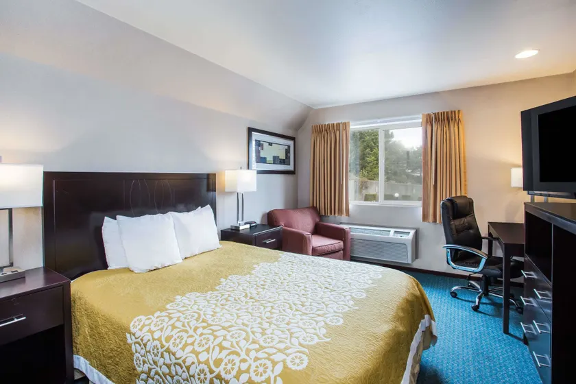 Days Inn by Wyndham Seattle Aurora - Image 1