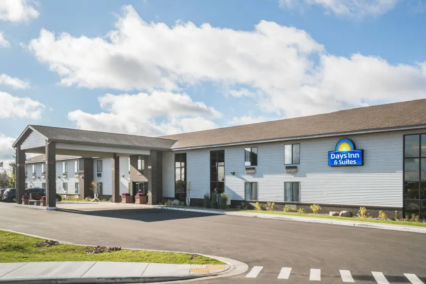 Days Inn & Suites by Wyndham Wausau - Image 1