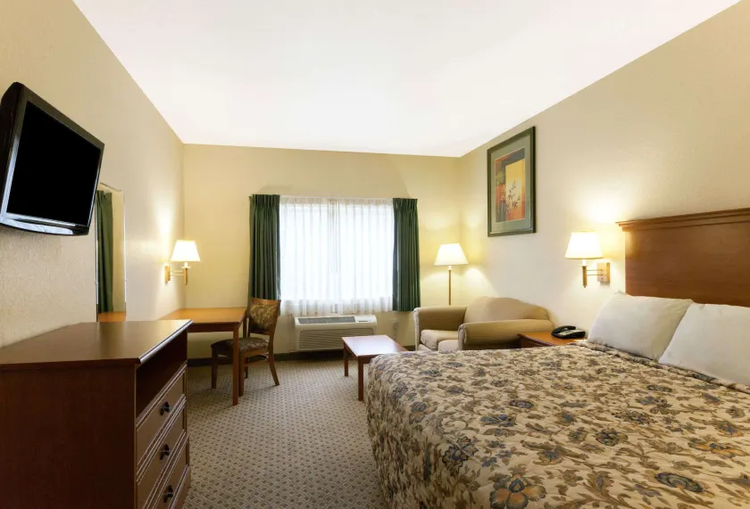 Days Inn by Wyndham San Antonio at Palo Alto - Image 1