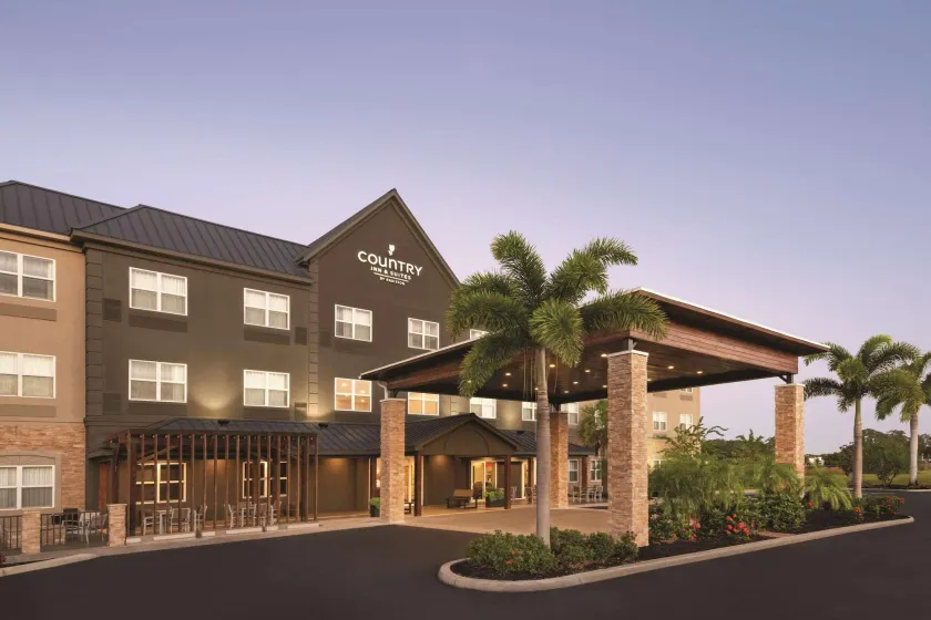 Country Inn & Suites by Radisson, Bradenton-Lakewood-Ranch, FL - Image 1