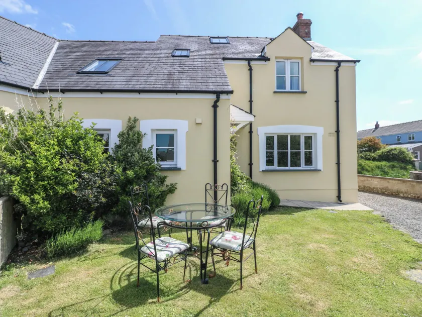 Cart-Tws Bach cosy three bedroom home near St Davids and Pembrokeshire coast path - Image 1