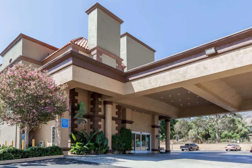 Travelodge by Wyndham Sylmar CA - Image 1