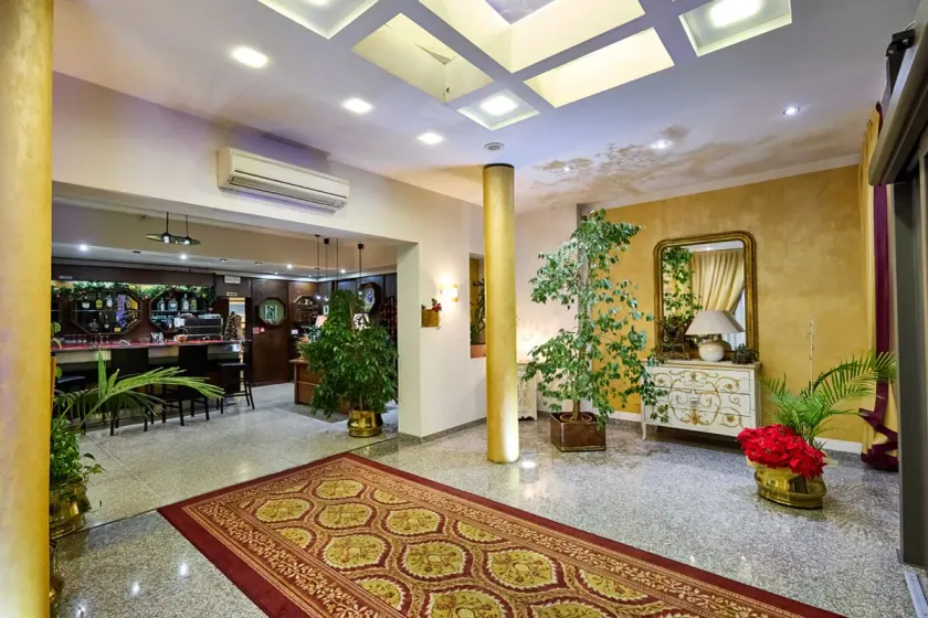 HOTEL PARADISO - Image 1