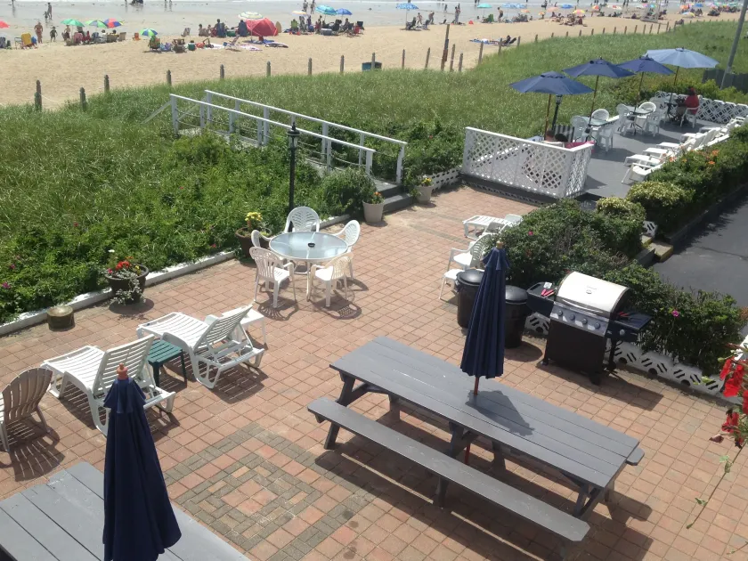 Sandpiper Beachfront Motel - Image 1