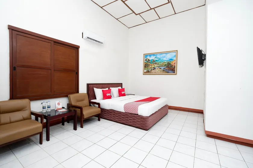 SUPER OYO Capital O 1644 Hotel Griya Kencana - Image 1