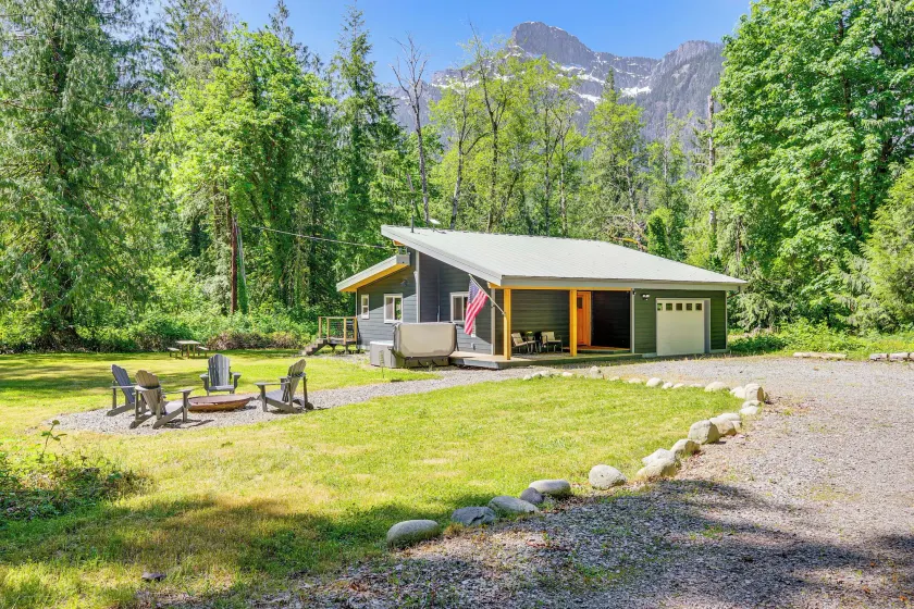 Deck, Hot Tub & Views: Sleek Getaway in Index! - Image 1