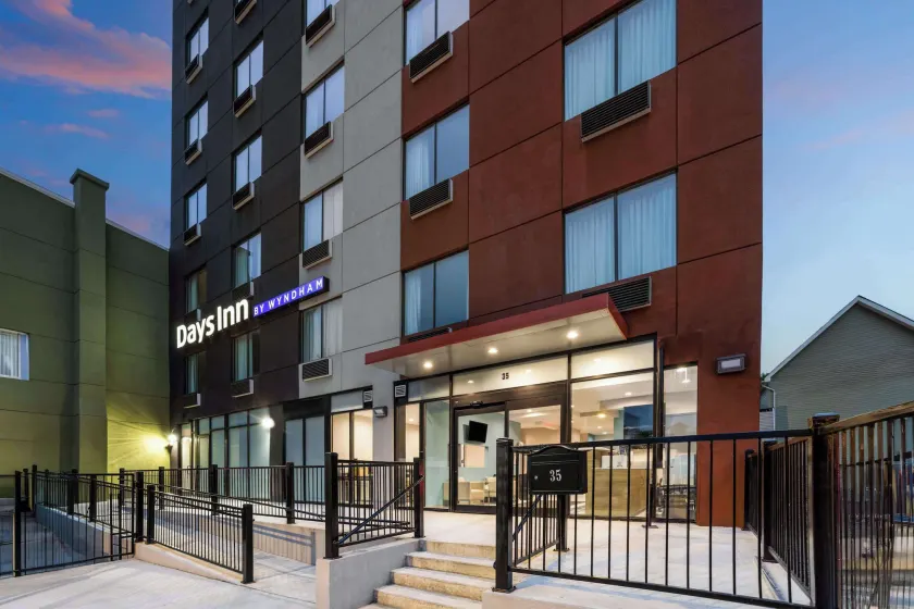 Days Inn by Wyndham Staten Island - Image 1