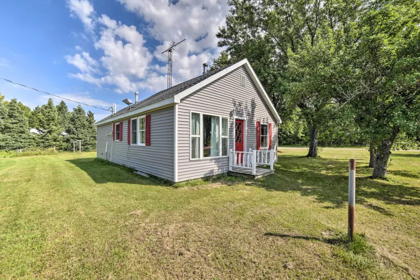 Pet-Friendly & Peaceful Northern Michigan Gem - Image 1