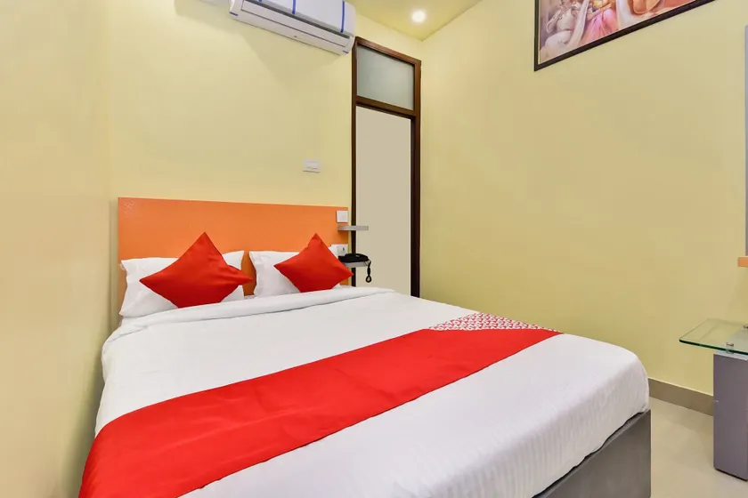 OYO 28054 Hotel Suraj Villa - Image 1