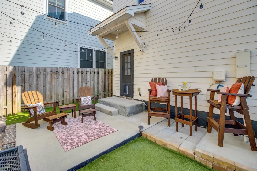 Cozy Savannah Vacation Rental w/ Fenced Courtyard! - Interiør