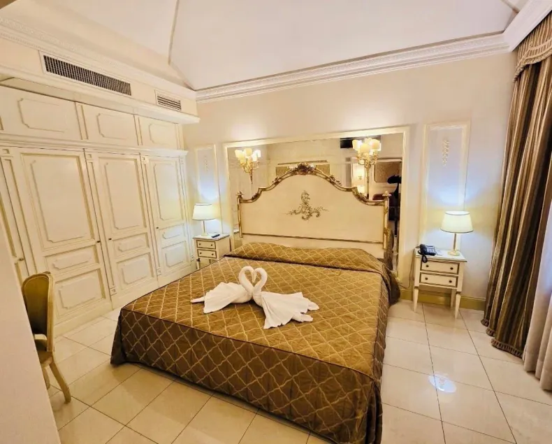 Hotel Champagne Palace - Image 1