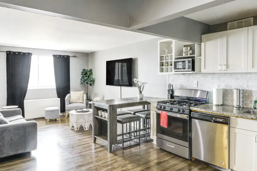 Atlanta Downtown! High Rise! Onsite Parking LM609 - Image 1