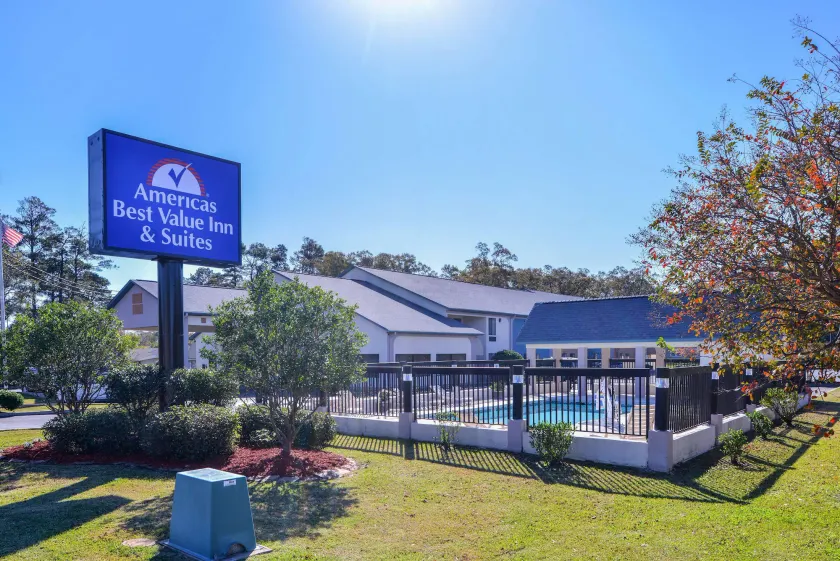 Americas Best Value Inn & Suites Bastrop - Image 1