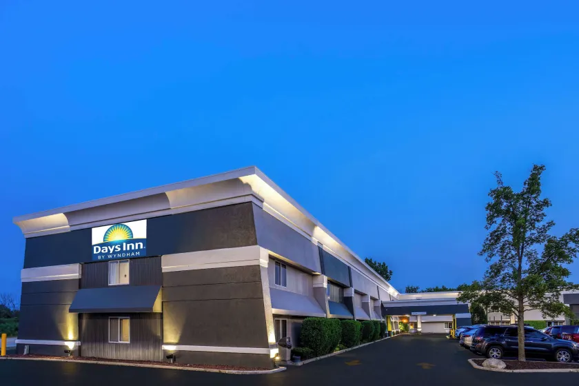 Days Inn by Wyndham Pleasant Prairie Kenosha - Image 1