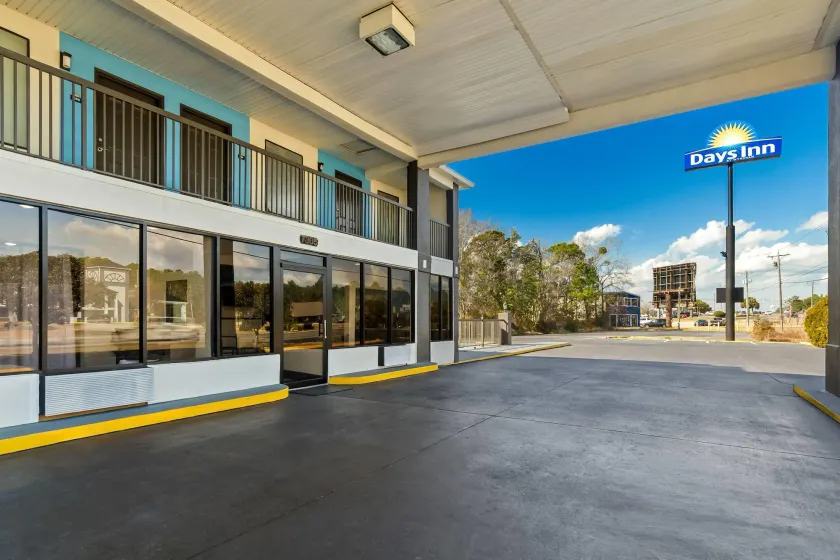 Days Inn by Wyndham Ocean Springs - Image 1