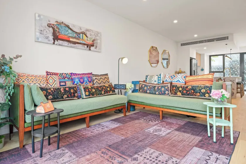 Fully Gated! Walk to Bus, Train & Box Hill High! - Image 1