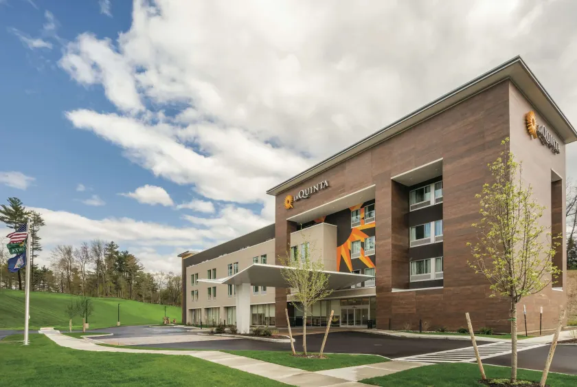 La Quinta Inn & Suites by Wyndham Clifton Park/Saratoga Area - Image 1