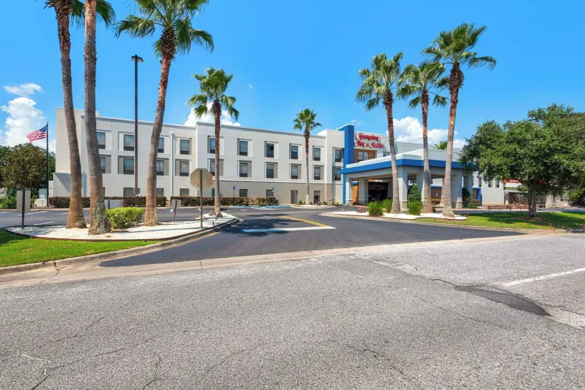 Hampton Inn & Suites Pensacola I-10 N at Univ. Town Plaza - Image 1