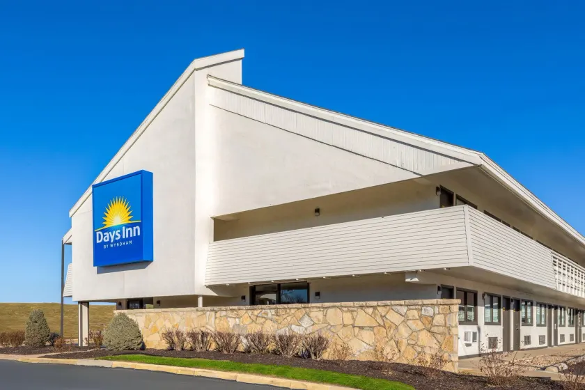 Days Inn by Wyndham Kansas City Northeast - Image 1