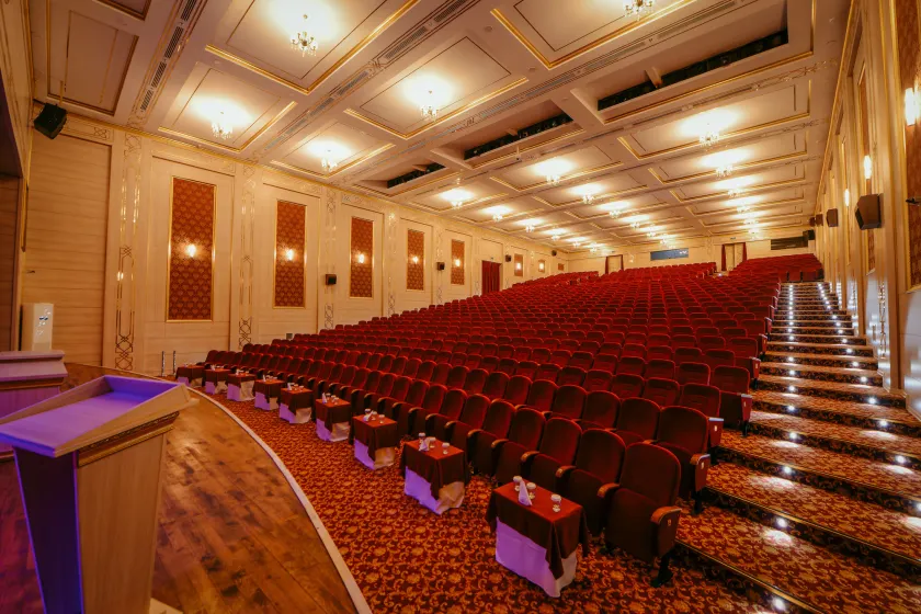 Yay Grand Hotel - Image 1