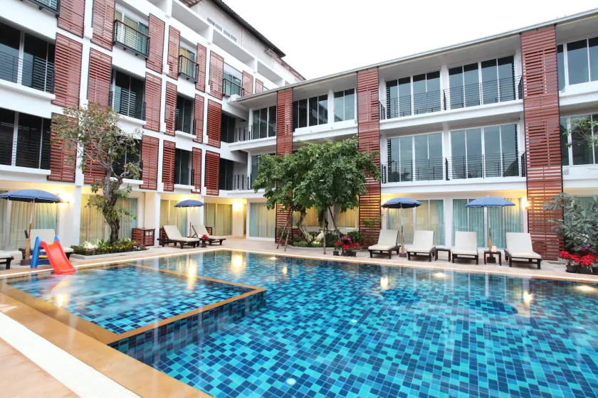 Paradise Hotel - Image 1