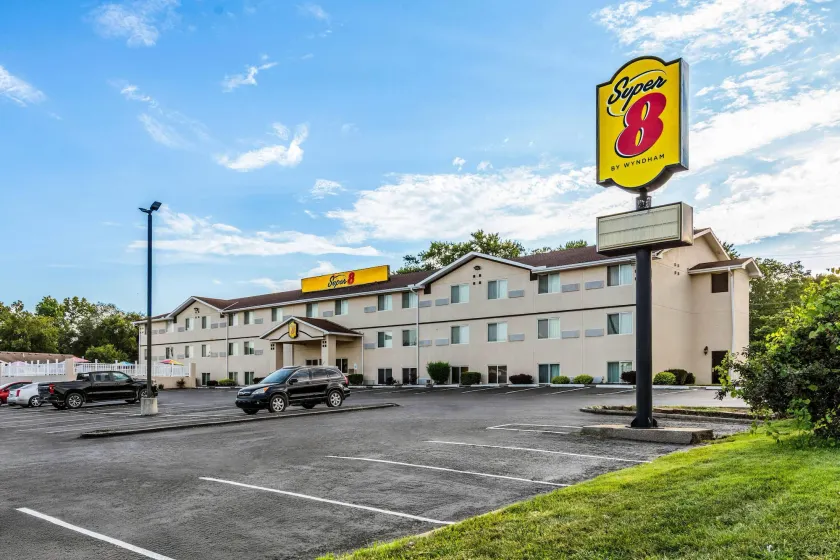 Super 8 by Wyndham Independence Kansas City - Image 1