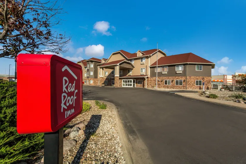 Red Roof Inn & Suites Omaha - Council Bluffs - Image 1