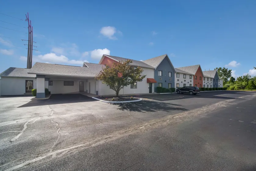 Ramada by Wyndham Effingham - Image 1