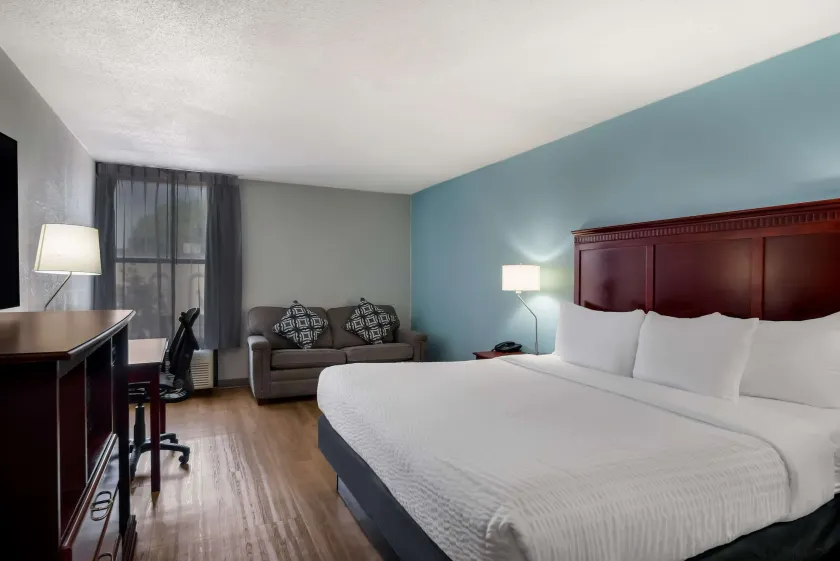 Clarion Inn & Suites Grand Rapids Airport - Image 1