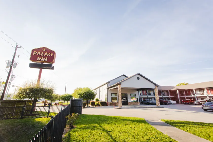 Palace Inn and Suites Baytown - Image 1