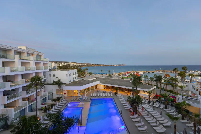 Limanaki Beach Hotel & Suites - Image 1