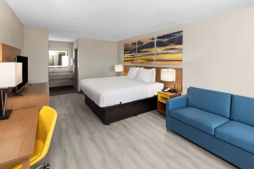 Days Inn & Suites by Wyndham Vicksburg - Image 1