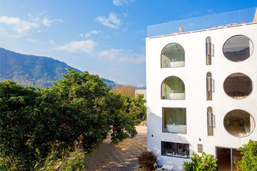 Distant Mountain Guesthouse - Image 1