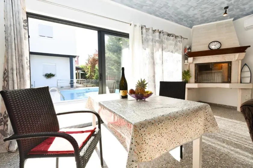 Bright studio apartment with pool view - Image 1