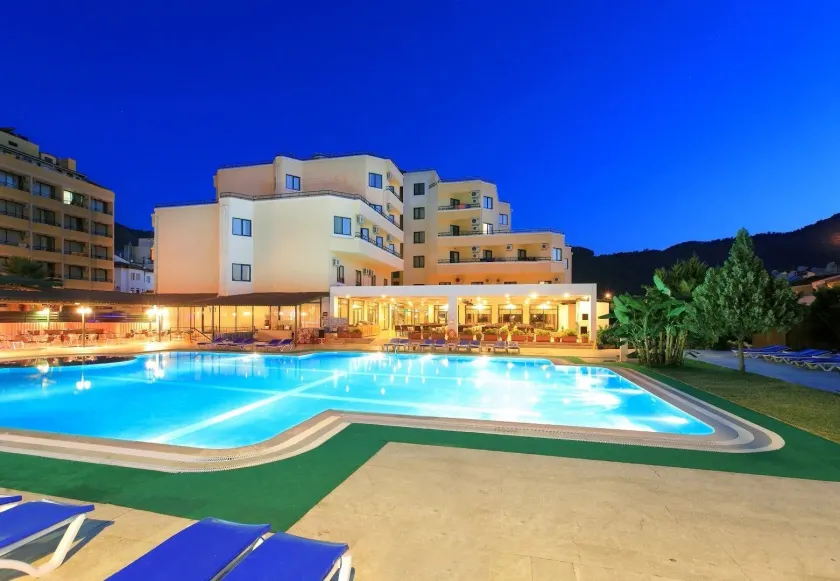 Idas Club Hotel - Image 1