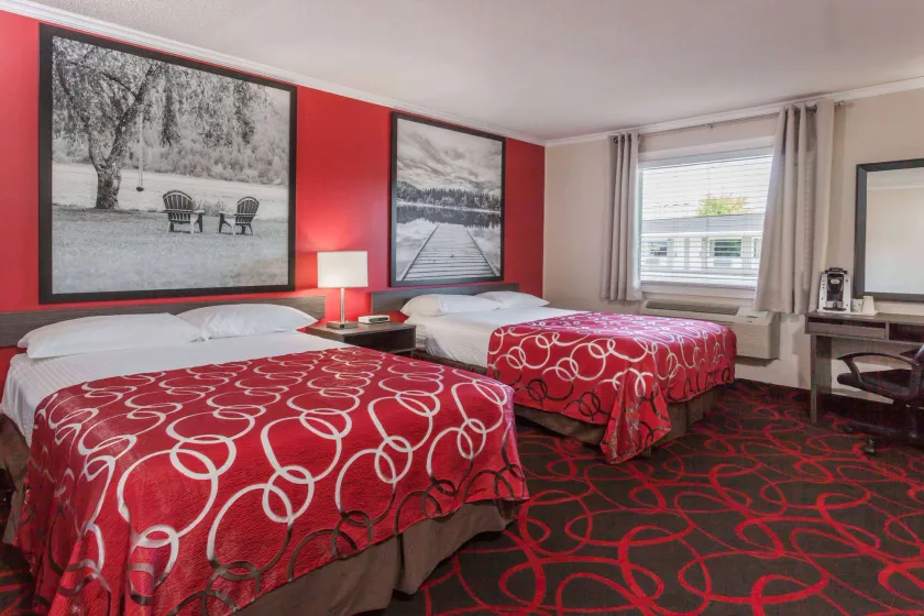 Super 8 by Wyndham Kirkland Lake - Image 1