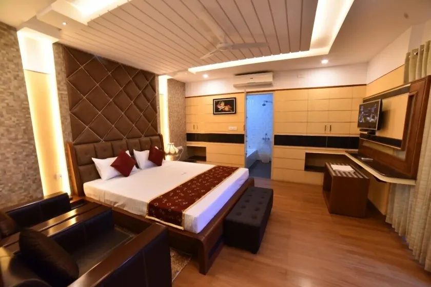 Hotel Vashanth Krishna - Image 1