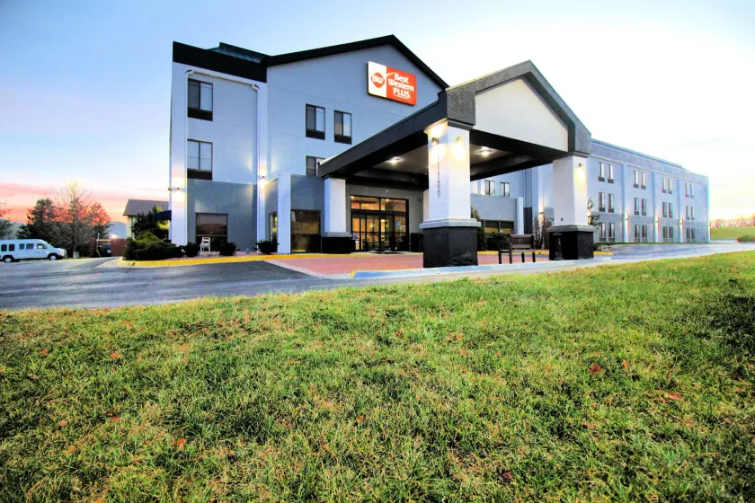 Best Western Plus Kansas City Airport - KCI East - Image 1