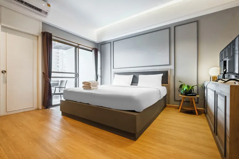 Boss Hotel  - Image 1