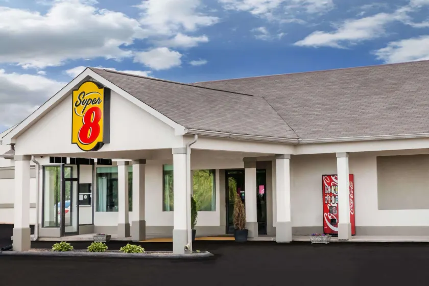 Super 8 by Wyndham Monteagle TN - Image 1