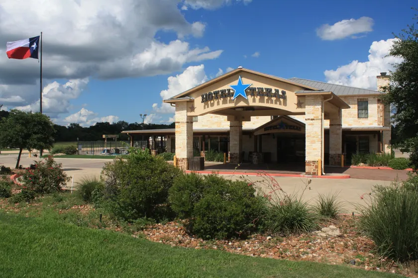 Hotel Texas Hallettsville - Image 1