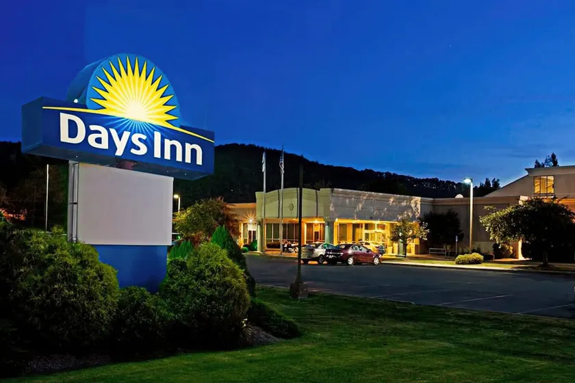 Days Inn by Wyndham Warren - Image 1