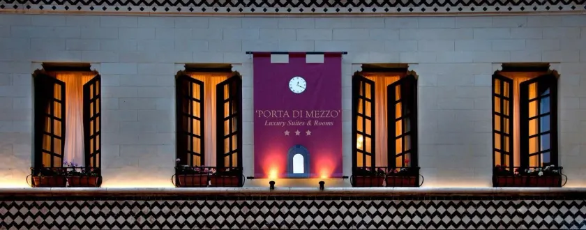 Porta Di Mezzo Luxury Suites & Rooms - Image 1
