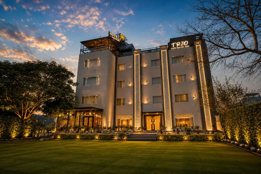 Hotel Three Seasons - Image 1